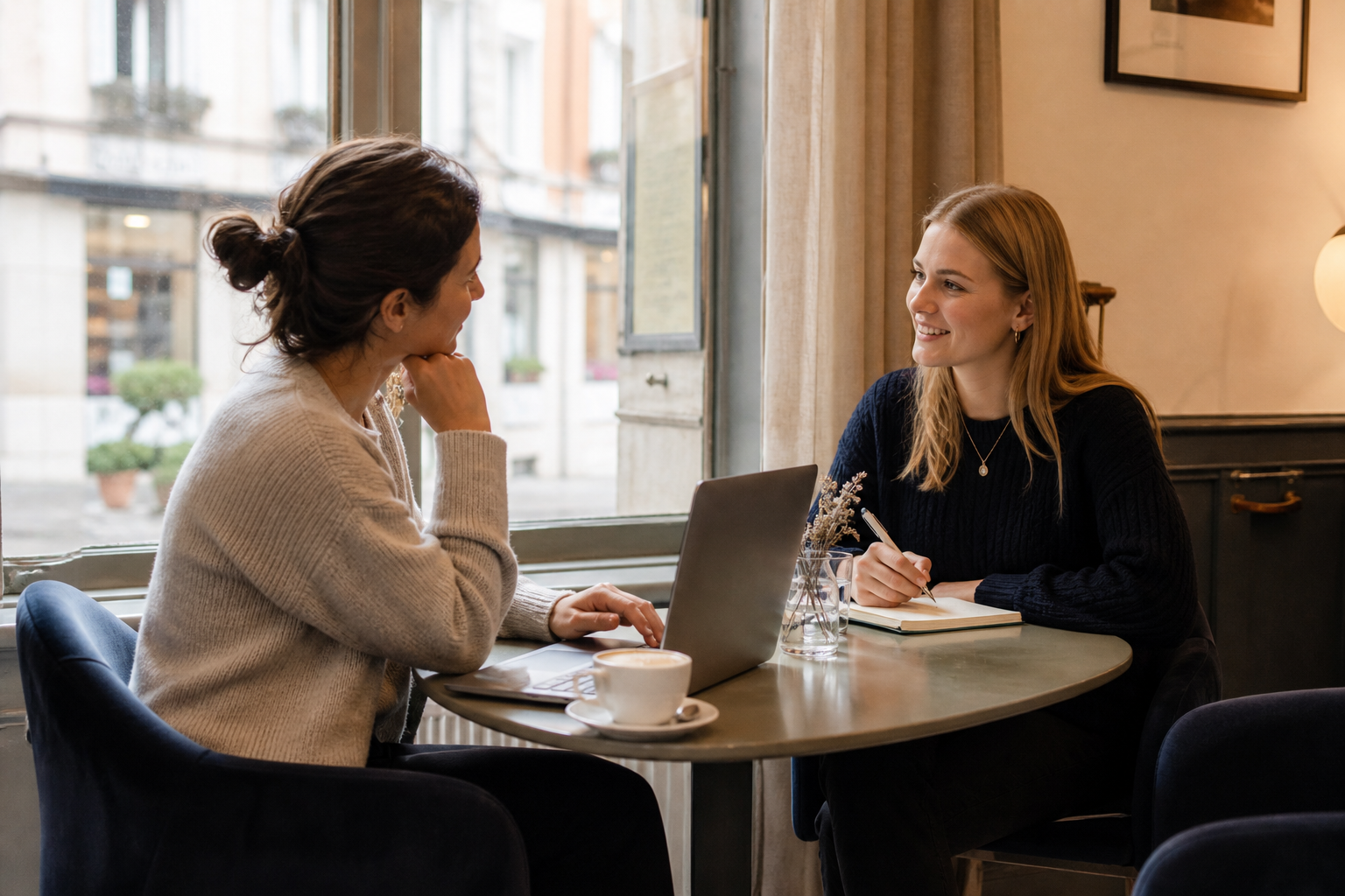Une famille et une nounou se rencontrent autour d’une table